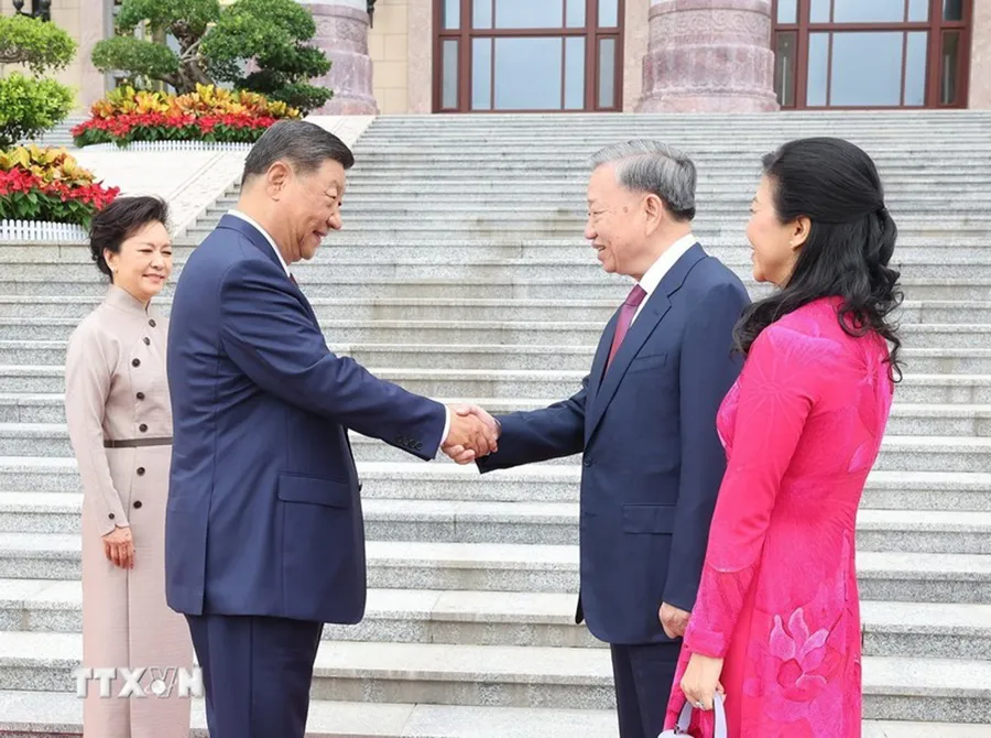Tổng Bí thư, Chủ tịch nước Tô Lâm và Tổng Bí thư, Chủ tịch nước Tập Cận Bình tại lễ đón chính thức ngày 19-8. Ảnh: TTXVN le-don-tong-bi-thu-chu-tich-nuoc-to-lam-tham-cap-nha-nuoc-toi-trung-quoc (3).jpg