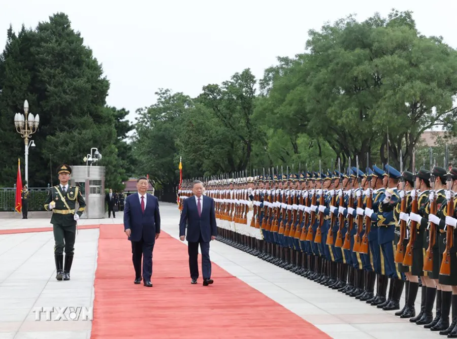 Tổng Bí thư, Chủ tịch nước Tô Lâm và Tổng Bí thư, Chủ tịch nước Trung Quốc Tập Cận Bình duyệt đội danh dự. Ảnh: TTXVN le-don-tong-bi-thu-chu-tich-nuoc-to-lam-tham-cap-nha-nuoc-toi-trung-quoc (6).jpg