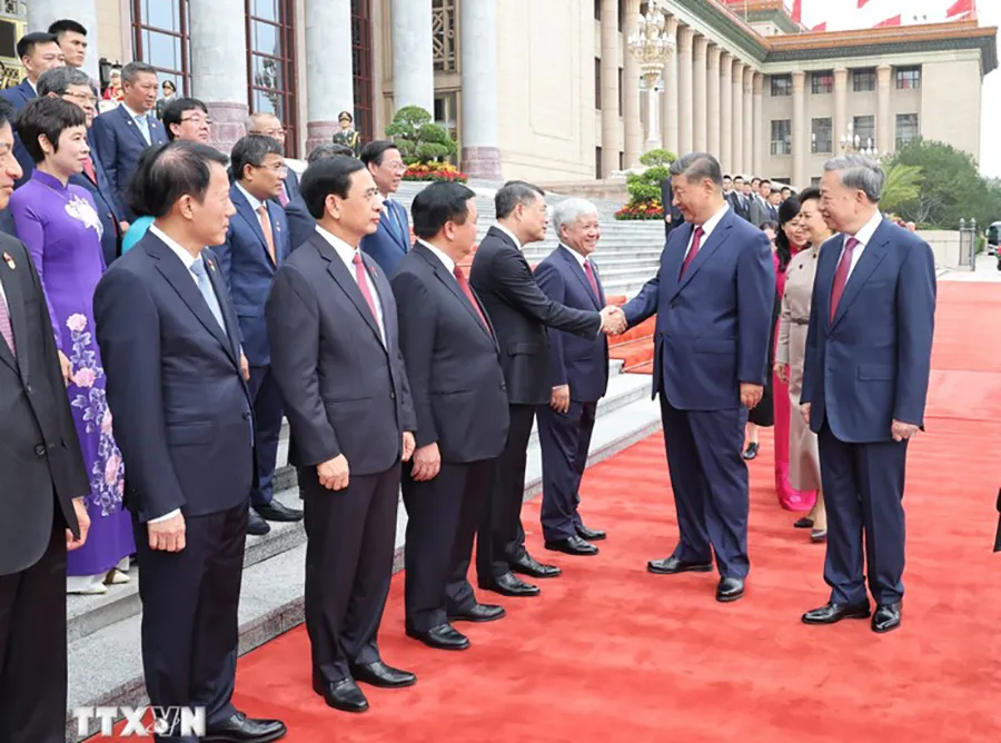 Tổng Bí thư, Chủ tịch nước Trung Quốc Tập Cận Bình bắt tay các thành viên chính thức Đoàn Cấp cao Việt Nam tại lễ đón. Ảnh: TTXVN le-don-tong-bi-thu-chu-tich-nuoc-to-lam-tham-cap-nha-nuoc-toi-trung-quoc (7).jpg