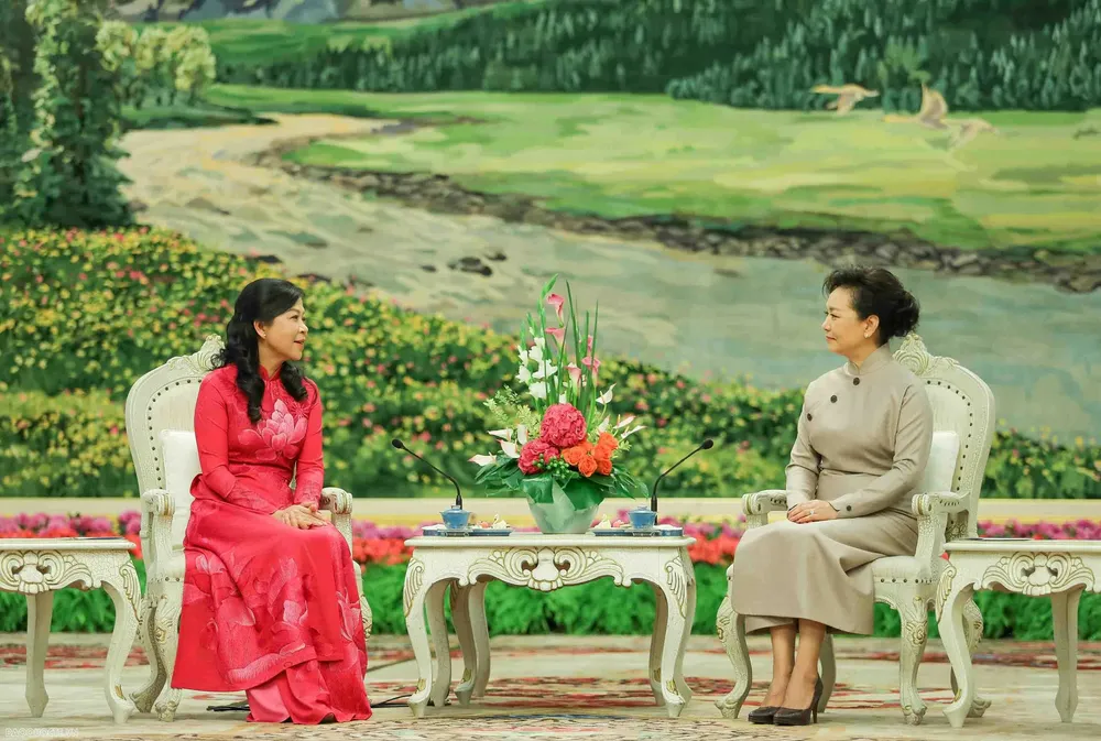 Phu nhân Ngô Phương Ly và Phu nhân Bành Lệ Viên tại buổi tiệc trà. Ảnh: BÁO THẾ GIỚI VÀ VIỆT NAM phu-nhan-ngo-phuong-ly-du-tiec-tra-do-phu-nhan-banh-le-vien-chu-tri (1).png