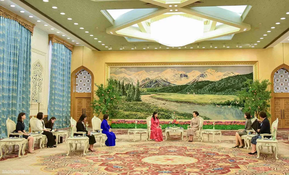 Phu nhân Ngô Phương Ly và Phu nhân Bành Lệ Viên tại buổi tiệc trà. Ảnh: BÁO THẾ GIỚI VÀ VIỆT NAM phu-nhan-ngo-phuong-ly-du-tiec-tra-do-phu-nhan-banh-le-vien-chu-tri (2).png