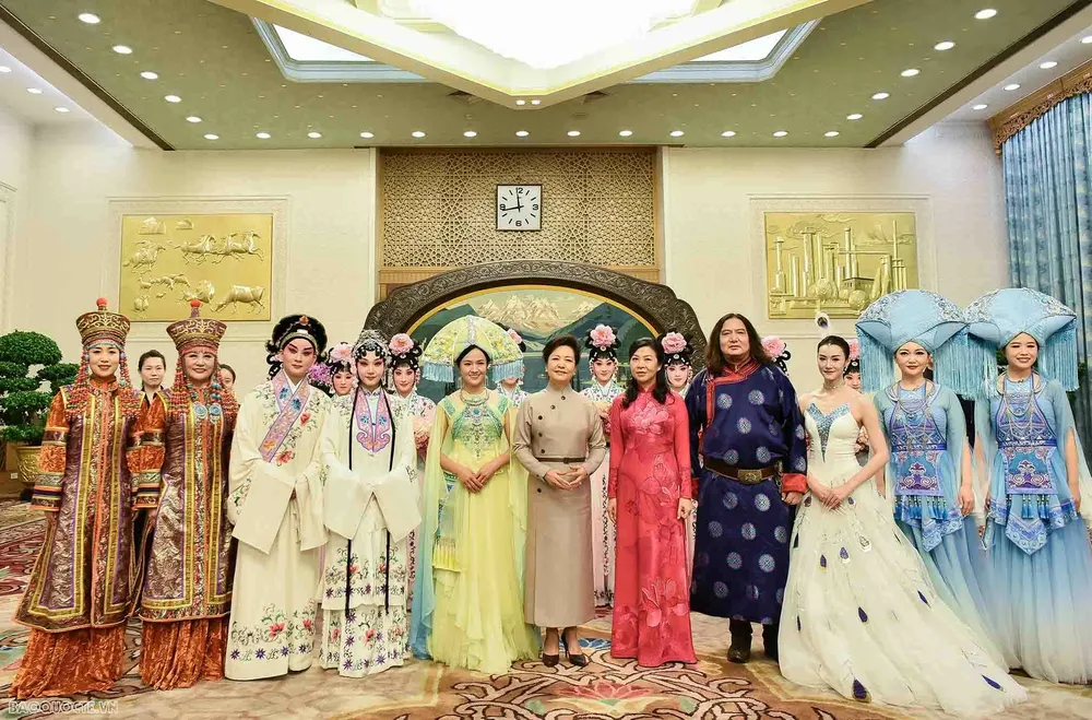 Hai Phu nhân chụp ảnh lưu niệm với các nghệ sĩ. Ảnh: BÁO THẾ GIỚI VÀ VIỆT NAM phu-nhan-ngo-phuong-ly-du-tiec-tra-do-phu-nhan-banh-le-vien-chu-tri (3).png