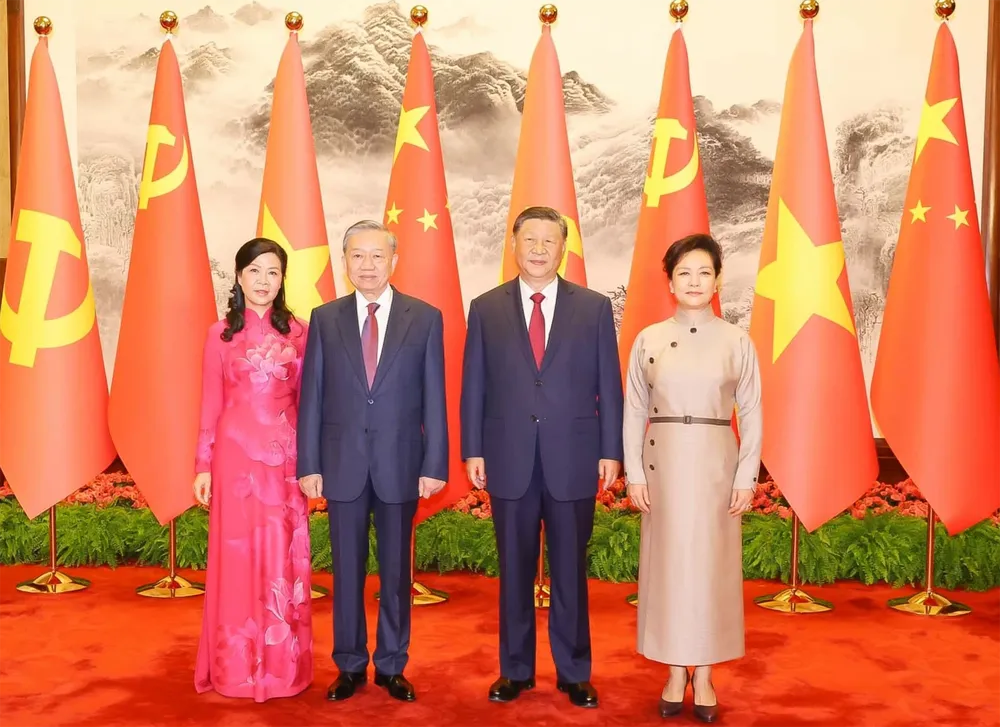 Tổng Bí thư, Chủ tịch nước Trung Quốc Tập Cận Bình và Phu nhân cùng Tổng Bí thư, Chủ tịch nước Tô Lâm và Phu nhân chụp ảnh chung. Ảnh: BÁO THẾ GIỚI VÀ VIỆT NAM Phu nhân Ngô Phương Ly dự tiệc trà do Phu nhân Bành Lệ Viên chủ trì