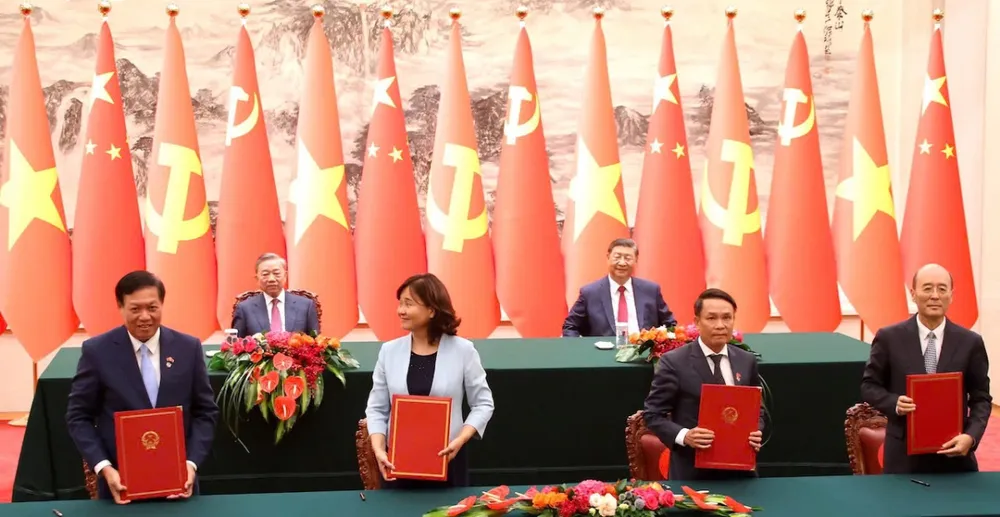 Tổng Bí thư, Chủ tịch Trung Quốc Tập Cận Bình và Tổng Bí thư, Chủ tịch nước Tô Lâm chứng kiến lễ kí kết văn kiện hợp tác giữa các Bộ, ngành, địa phương hai nước. Ảnh: VOV viet-trung-ky-ket-14-van-kien-hop-tac-trong-do-co-tuyen-duong-sat-mong-cai-ha-long-ha-noi (3).jpg