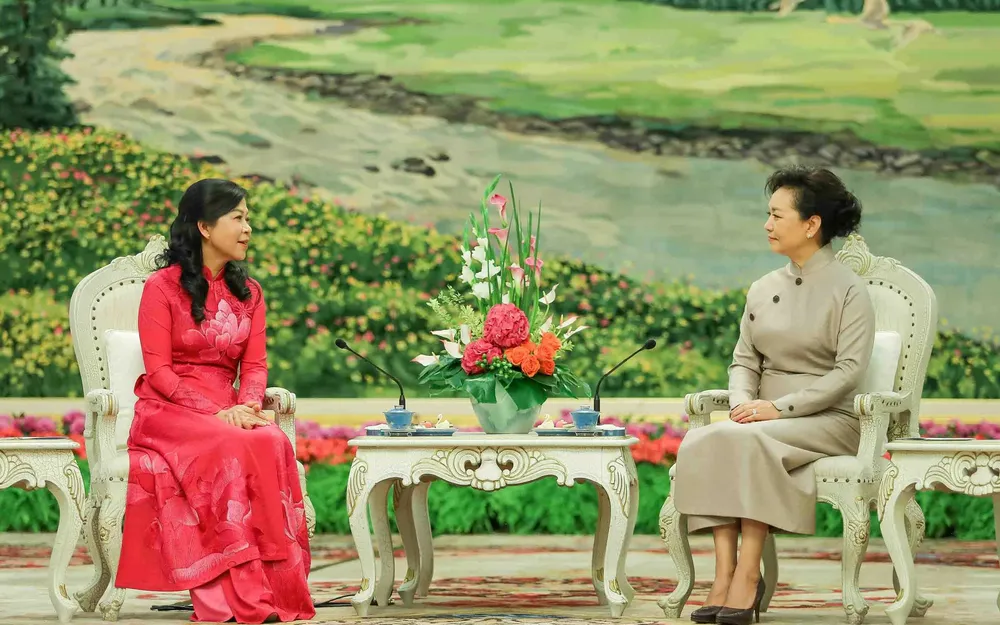 Phu nhân Ngô Phương Ly và Phu nhân Bành Lệ Viên dự tiệc trà, ngày 19-8. Ảnh: BÁO THẾ GIỚI VÀ VIỆT NAM 18-phu-nhan-ngo-phuong-ly-du-tiec-tra-do-phu-nhan-banh-le-vien-chu-tri-baoquocte copy.png