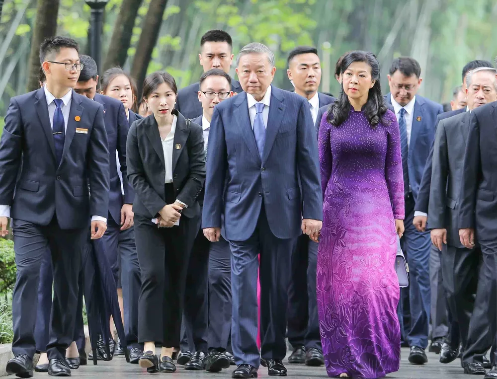 Tổng Bí thư, Chủ tịch nước Tô Lâm và Phu nhân Ngô Phương Ly cùng đoàn đại biểu cấp cao Việt Nam tại TP Quảng Châu đến dâng hoa, dâng hương tại mộ liệt sĩ Phạm Hồng Thái. Ảnh: BÁO THẾ GIỚI VÀ VIỆT NAM 4-phu-nhan-ngo-phuong-ly-du-tiec-tra-do-phu-nhan-banh-le-vien-chu-tri-baoquocte copy.png
