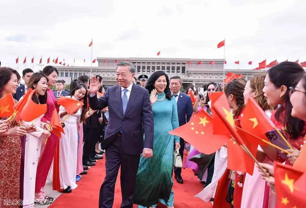 Trưa 20-8, Tổng Bí thư, Chủ tịch nước Tô Lâm và Phu nhân rời Bắc Kinh, kết thúc tốt đẹp chuyến thăm Trung Quốc. Ảnh: BÁO THẾ GIỚI VÀ VIỆT NAM 5-trong-tam-hop-tac-giua-viet-nam-trung-quoc-sau-chuyen-tham-cua-tong-bi-thu-chu-tich-nuoc-to-lam.png