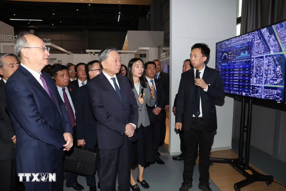 Tổng Bí thư, Chủ tịch nước Tô Lâm tham quan các gian giới thiệu công nghệ của Công ty MEGVII. Ảnh: TTXVN tong-bi-thu-to-lam.jpg