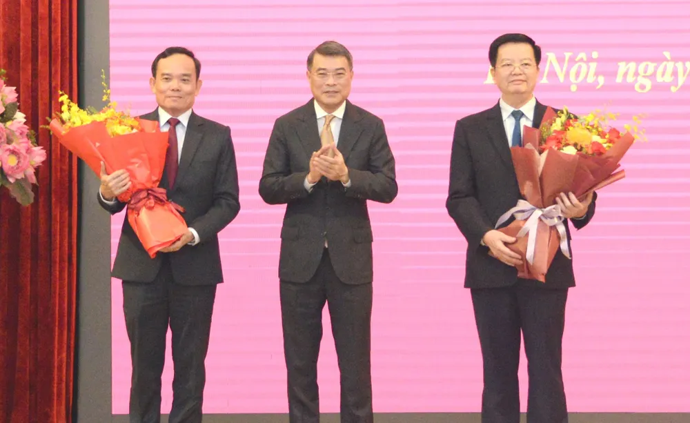 Trưởng Ban Tổ chức Trung ương Lê Minh Hưng tặng hoa chúc mừng ông Trần Lưu Quang và ông Mai Văn Chính. 21_08_truong_ban_to_chuc_trung_uong_le_minh_hung_tang_hoa_chuc_mung_dong_chi_tran_luu_quang_va_dong_chi_mai_van_chinh_20240821155141.jpg
