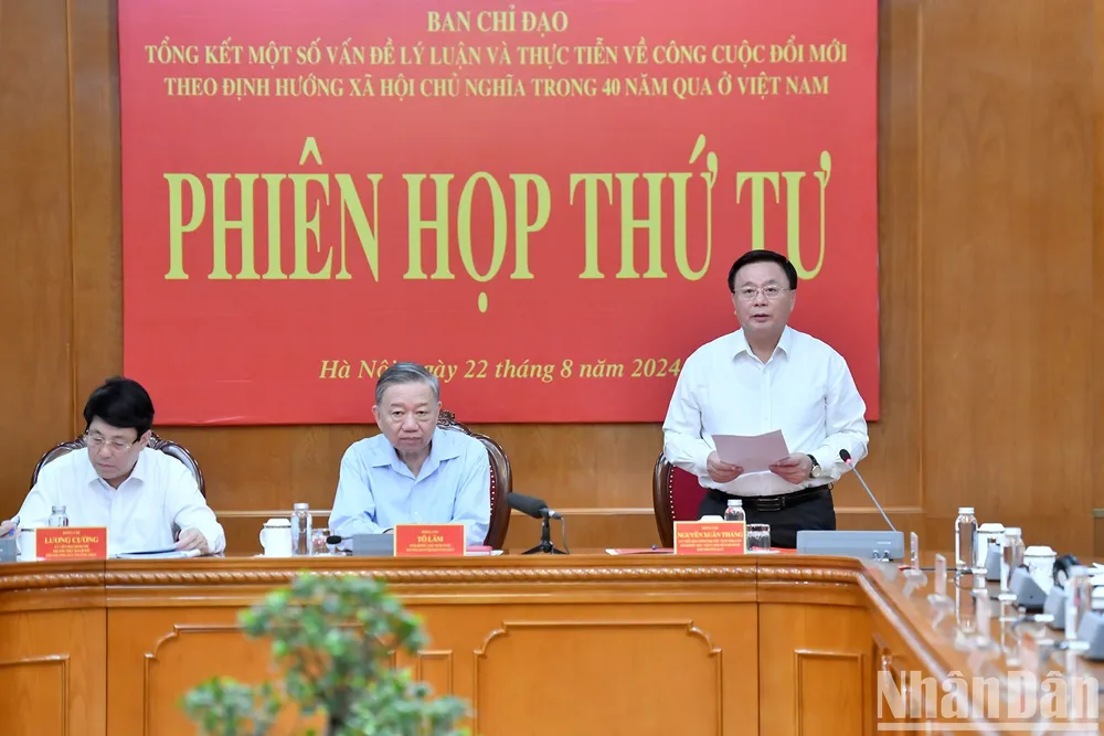 Ủy viên Bộ Chính trị, Chủ tịch Hội đồng Lý luận Trung ương Nguyễn Xuân Thắng, Giám đốc Học viện Chính trị quốc gia Hồ Chí Minh, Phó Trưởng Ban Chỉ đạo Tổng kết 40 năm Đổi mới, báo cáo tại phiên họp. Ảnh: BÁO NHÂN DÂN tong-bi-thu-chu-tich-nuoc-to-lam-hoan-thien-tong-ket-40-nam-doi-moi-de-trinh-bo-chinh-tri-va-trung-uong-10.jpg