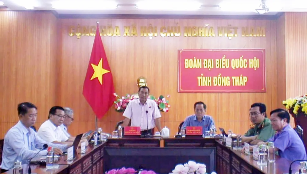 Đại biểu Phạm Văn Hòa nêu ý kiến chất vấn từ đầu cầu tỉnh Đồng Tháp. Ảnh: QH Vì sao luật vừa thi hành, thậm chí chưa thi hành đã phải sửa?
