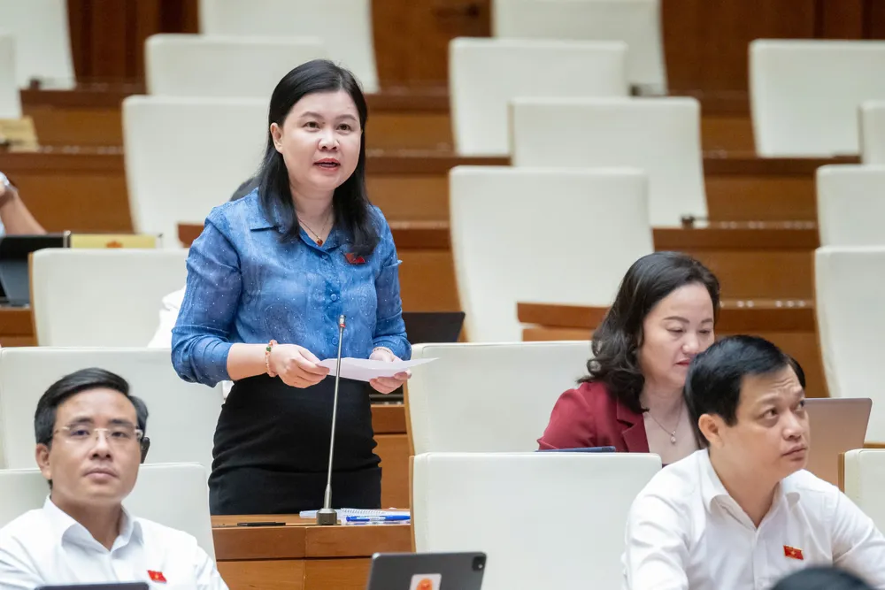 Đại biểu Nguyễn Phương Thủy (đoàn Hà Nội) tại phiên chất vấn. Ảnh: PHẠM THẮNG vi-sao-luat-vua-thi-hanh-tham-chi-chua-thi-hanh-da-phai-sua-nguyen-phuong-thuy-ha-noi.jpg