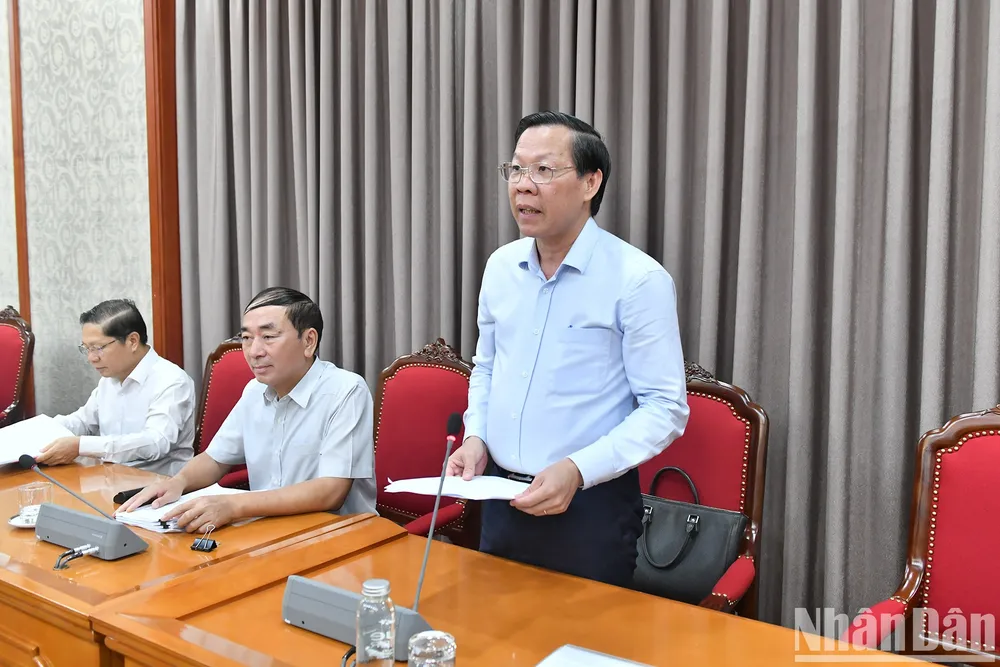 Chủ tịch UBND TP.HCM Phan Văn Mãi báo cáo tại phiên họp. Ảnh: BÁO NHÂN DÂN Bộ Chính trị họp cho ý kiến về Quy hoạch TP.HCM