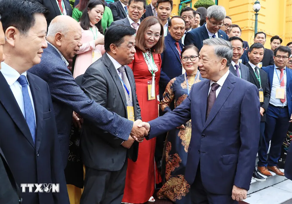 Tổng Bí thư, Chủ tịch nước Tô Lâm tiếp Đoàn kiều bào tiêu biểu về dự Hội nghị người Việt Nam ở nước ngoài toàn thế giới lần thứ 4 và Diễn đàn Trí thức và chuyên gia Việt Nam ở nước ngoài. Ảnh: TTXVN Tổng Bí thư, Chủ tịch nước mong kiều bào 'muôn người như một, cùng một niềm tin, ý chí'