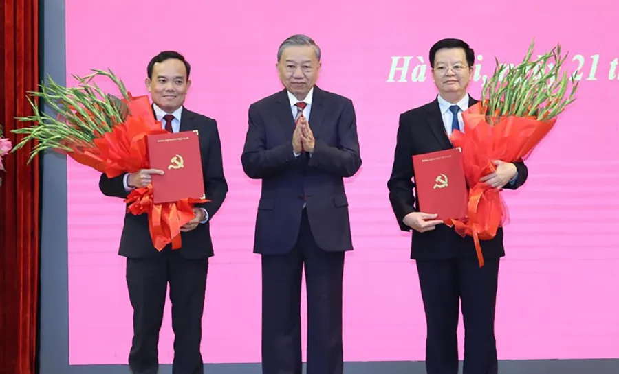 Tổng Bí thư, Chủ tịch nước Tô Lâm trao quyết định, tặng hoa chúc mừng ông Trần Lưu Quang (bìa trái) và ông Mai Văn Chính. Ảnh: TN dieu-dong-bo-nhiem-chuan-y-nhan-su-chu-chot-nhieu-bo-nganh-o-trung-uong.jpg