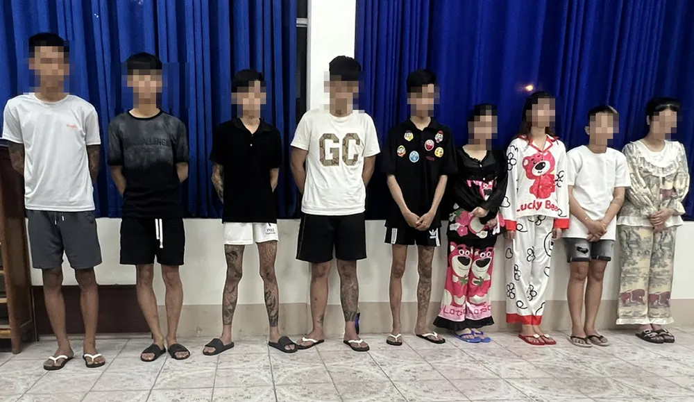 Nhóm thanh niên nam nữ mang hung khí đánh nhau vì nghi bị nhìn đểu. Ảnh: CACC Nghi bạn gái bị nhìn đểu, nhóm thanh niên mang hung khí đi đánh người