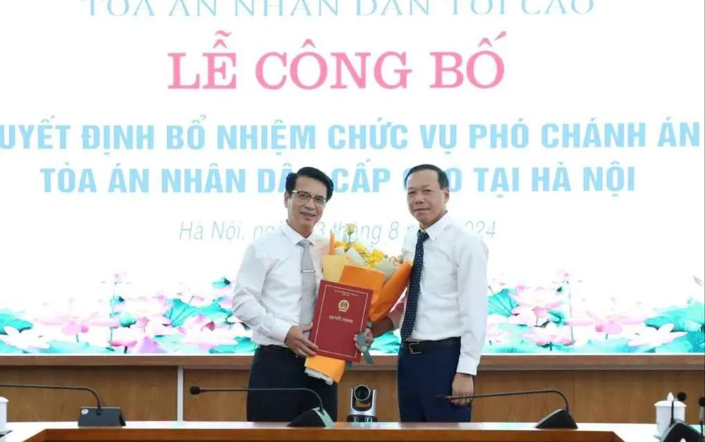 Phó Chánh án TAND Tối cao Nguyễn Trí Tuệ (phải) trao quyết định bổ nhiệm cho ông Đinh Ngọc Huân. Ảnh: CTV phó chánh án-dinh-ngoc-huan.jpeg