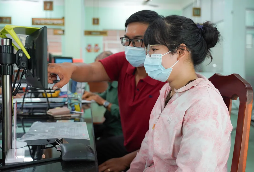 Cán bộ phường 9, quận 11 đang hướng dẫn người dân làm thủ tục hành chính. Ảnh: THUẬN VĂN Cán bộ phường 9, quận 11 đang hướng dẫn người dân làm thủ tục hành chính. Ảnh: THUẬN VĂN
