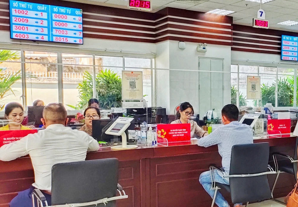 Người dân đến làm thủ tục hành chính tại bộ phận một cửa UBND quận Phú Nhuận, TP.HCM. Ảnh: HỒNG THẮM mien-phi-98-thu-tuc-hanh-chinh-truc-tuyen-tp-hcm-thu-hut-nguoi-dan-cung-chuyen-doi-so.jpg
