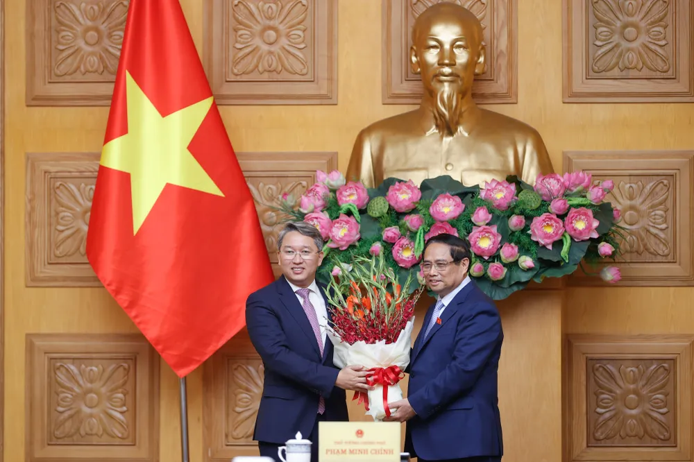 Thủ tướng Phạm Minh Chính chúc mừng ông Nguyễn Hải Ninh được bổ nhiệm giữ chức Bộ trưởng Bộ Tư pháp, tại buổi gặp mặt, giao nhiệm vụ chiều tối 26-8. Ảnh: VGP bo-truong-tn&mt-do-duc-duy.jpg