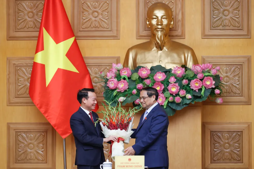 Thủ tướng Phạm Minh Chính chúc mừng ông Đỗ Đức Duy được bổ nhiệm giữ chức Bộ trưởng Bộ TN&MT, tại buổi gặp mặt, giao nhiệm vụ chiều tối 26-8. Ảnh: VGP bo-truong-tu-phap-nguyen-hai-ninh.jpg