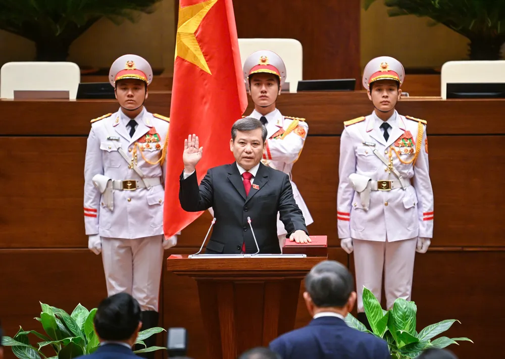 Tân Chánh án TAND Tối cao Lê Minh Trí tuyên thệ nhậm chức. Ảnh: PHẠM THẮNG chanh-an-tandtc-le-minh-tri.jpg