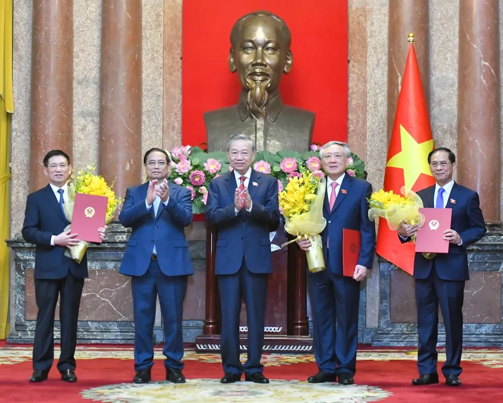 Tổng Bí thư, Chủ tịch nước Tô Lâm trao Quyết định bổ nhiệm, Thủ tướng Phạm Minh Chính tặng hoa chúc mừng các Phó Thủ tướng Nguyễn Hòa Bình, Bùi Thanh Sơn và Hồ Đức Phớc. Ảnh: TTXVN Kiện toàn nhiều chức danh quan trọng của bộ máy nhà nước