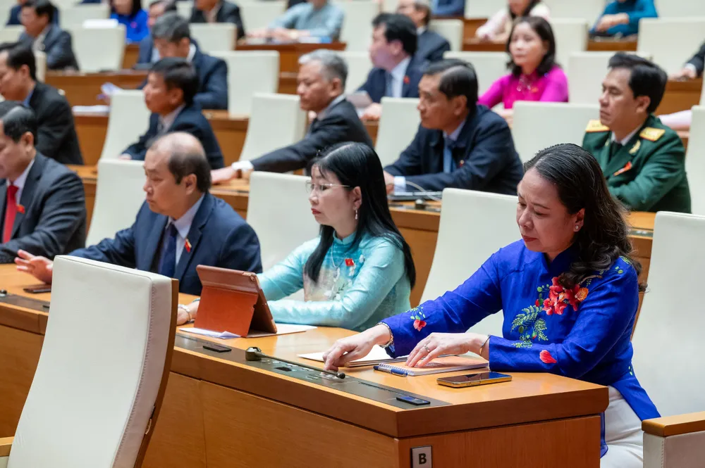Các đại biểu nhấn nút bỏ phiếu bầu các chức danh. Ảnh: QH Quốc hội miễn nhiệm nhiều thành viên Chính phủ để nhận công tác mới kỳ họp bất thường