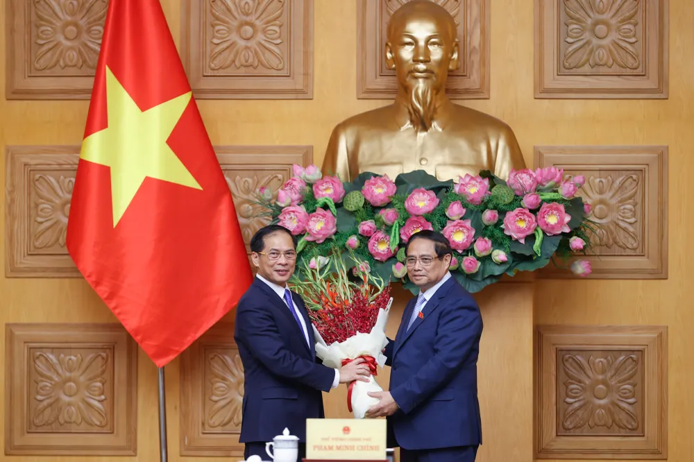 Thủ tướng Phạm Minh Chính chúc mừng ông Bùi Thanh Sơn được bổ nhiệm giữ chức Phó Thủ tướng Chính phủ, tại buổi gặp mặt, giao nhiệm vụ chiều tối 26-8. Ảnh: VGP pho-thu-tuong-bui-thanh-son.jpg