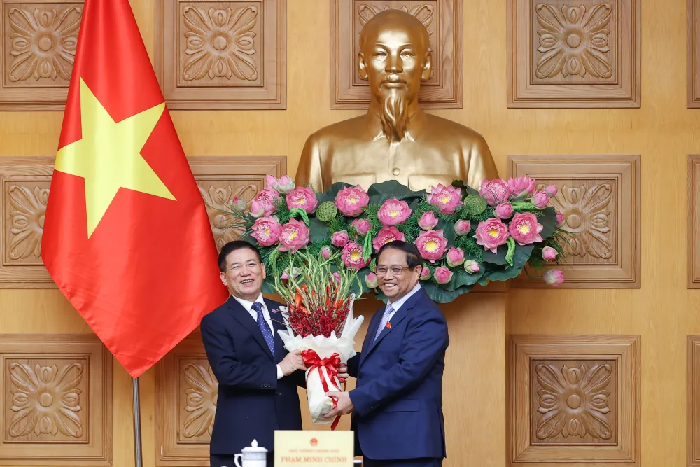 Thủ tướng Phạm Minh Chính chúc mừng ông Hồ Đức Phớc được bổ nhiệm giữ chức Phó Thủ tướng Chính phủ, tại buổi gặp mặt, giao nhiệm vụ chiều tối 26-8. Ảnh: VGP pho-thu-tuong-ho-duc-phoc.jpg