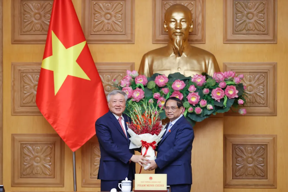 Thủ tướng Phạm Minh Chính chúc mừng ông Nguyễn Hòa Bình được bổ nhiệm giữ chức Phó Thủ tướng Chính phủ, tại buổi gặp mặt, giao nhiệm vụ chiều tối 26-8. Ảnh: VGP pho-thu-tuong-nguyen-hoa-binh.jpg