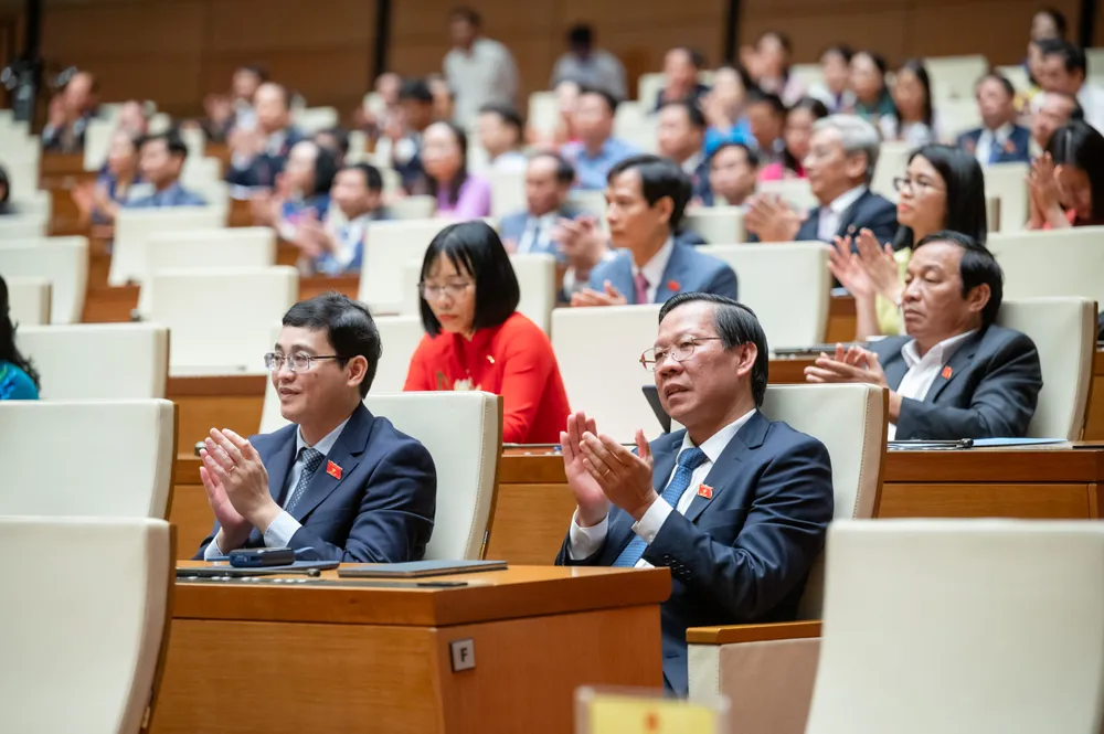Các đại biểu tại kỳ họp. Ảnh: PHẠM THẮNG toan-van-thong-cao-ve-ket-qua-ky-hop-bat-thuong-lan-thu-8-quoc-hoi-khoa-xv-1.jpg