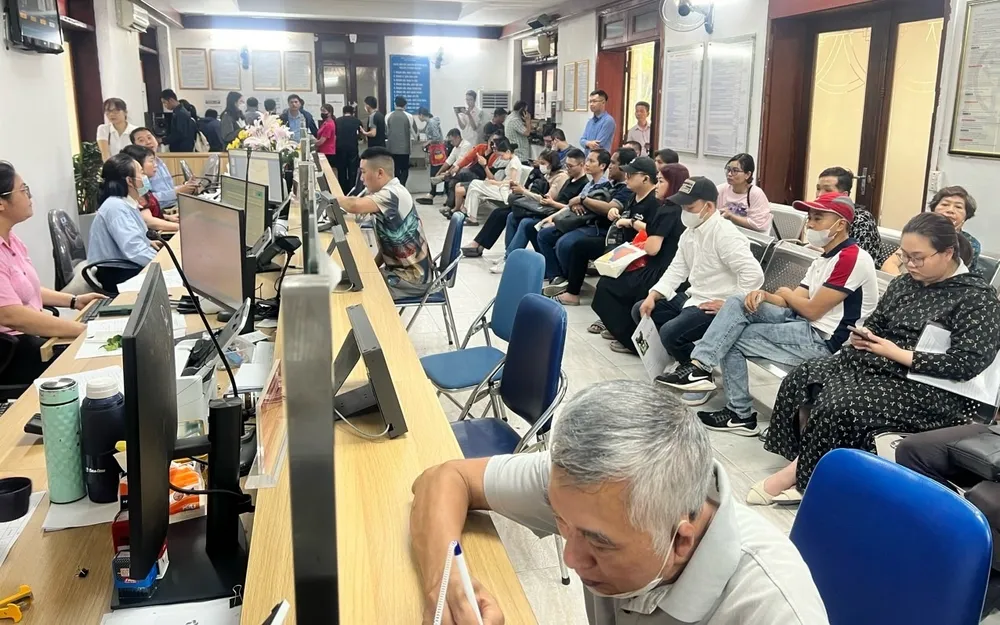 Người dân đến Bộ phận Một cửa Sở Tư pháp Hà Nội thực hiện yêu cầu cấp Phiếu Lý lịch tư pháp. Ảnh: VGP Từ 1-10, mở rộng thí điểm cấp phiếu lý lịch tư pháp qua VNeID