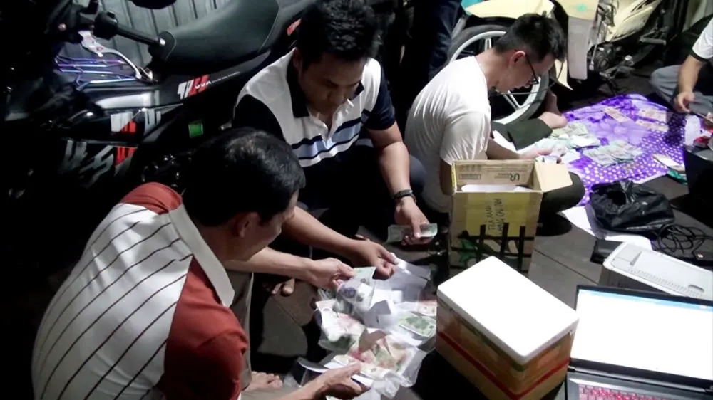 Công an khám xét chỗ ở của Minh thu giữ nhiều tiền giả và dụng cụ dùng để in tiền giả. Ảnh: CACC nam-thanh-nien-tu-san-xuat-tien-gia-mang-ban-cho-nhieu-nguoi.jpeg