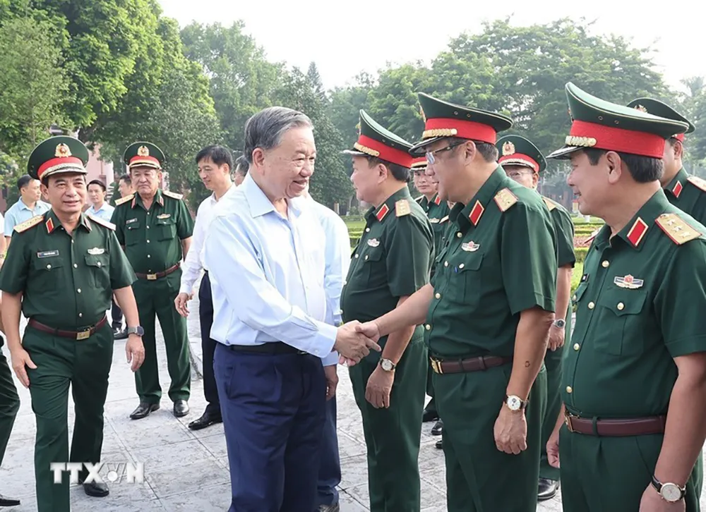 Tổng Bí thư, Chủ tịch nước Tô Lâm, Bí thư Quân ủy Trung ương, với các lãnh đạo trong Ban Thường vụ Quân ủy Trung ương. Ảnh: TTXVN Tổng Bí thư, Chủ tịch nước Tô Lâm: Ngăn nguy cơ xung đột, tránh bị cô lập, lệ thuộc