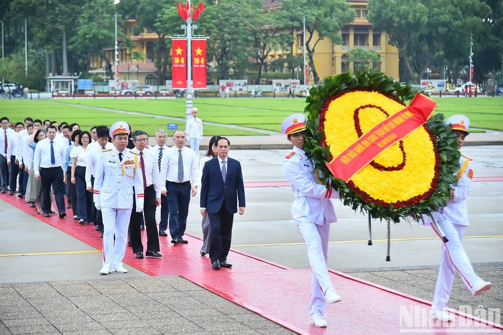 anh-lanh-dao-dang-nha-nuoc-vao-lang-vieng-chu-tich-ho-chi-minh-nhan-dip-quoc-khanh-10.jpg
