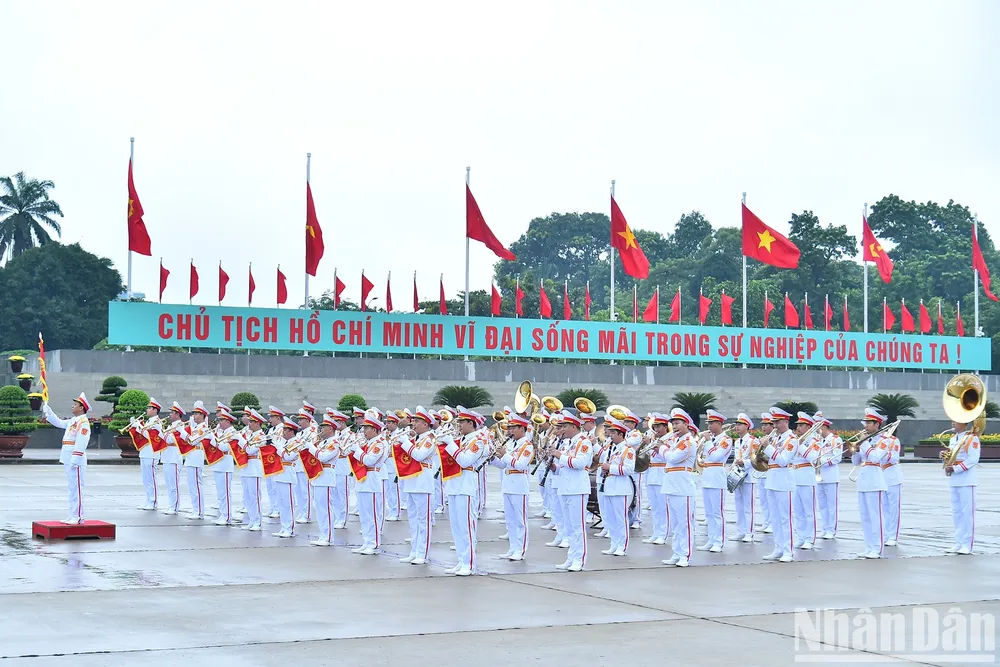 anh-lanh-dao-dang-nha-nuoc-vao-lang-vieng-chu-tich-ho-chi-minh-nhan-dip-quoc-khanh-13.jpg