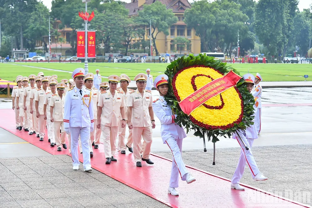 anh-lanh-dao-dang-nha-nuoc-vao-lang-vieng-chu-tich-ho-chi-minh-nhan-dip-quoc-khanh-6.jpg