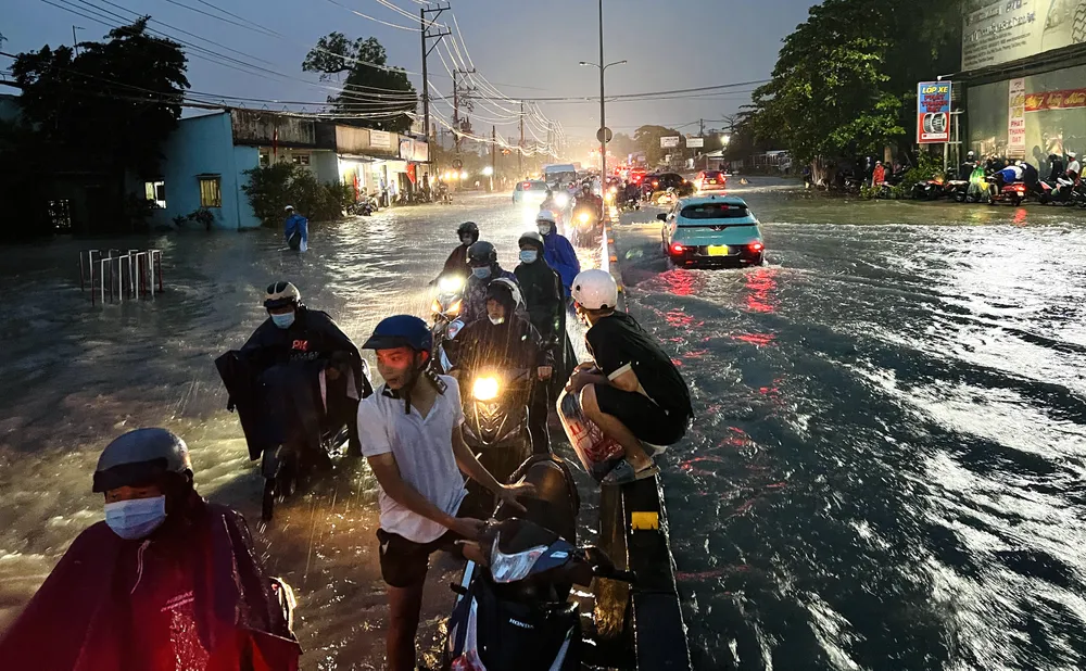 Nhiều người ‘khóc ròng’ khi kẹt giữa biển nước, quốc lộ 1K tê liệt