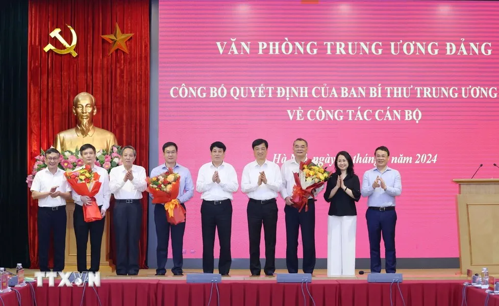 bo-nhiem-trung-tuong-to-an-xo-va-2-nhan-su-khac-lam-tro-ly-thu-ky-cua-tong-bi-thu-chu-tich-nuoc (2).jpg