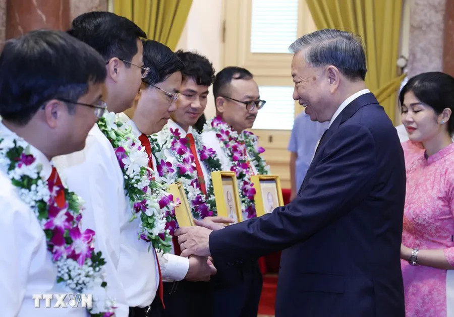 tong-bi-thu-chu-tich-nuoc-se-nghien-cuu-doi-moi-chinh-sach-tien-luong-de-can-bo-vien-chuc-yen-tam-cong-hien (1).jpg