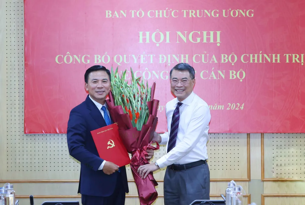 Trưởng Ban Tổ chức Trung ương Lê Minh Hưng trao quyết định và tặng hoa chúc mừng tân Phó Trưởng Ban Tổ chức Trung ương Đỗ Trọng Hưng. Ảnh: TN Bộ Chính trị điều động, phân công Bí thư Thanh Hóa Đỗ Trọng Hưng làm Phó Ban Tổ chức Trung ương