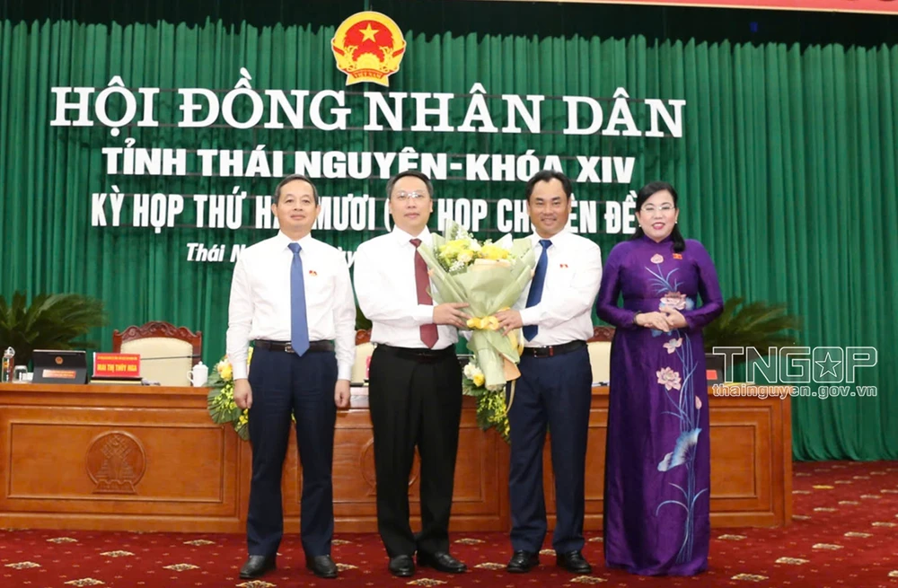 Bà Nguyễn Thanh Hải, Trưởng Ban Công tác đại biểu Quốc hội, Phó Trưởng Ban Tổ chức Trung ương và các lãnh đạo Thường trực Tỉnh ủy Thái Nguyên tặng hoa chúc mừng tân Chủ tịch UBND tỉnh Thái Nguyên Nguyễn Huy Dũng. Ảnh: Cổng TTĐT Thái Nguyên ong-nguyen-huy-dung-lam-chu-tich-ubnd-tinh-thai-nguyen (1).jpg