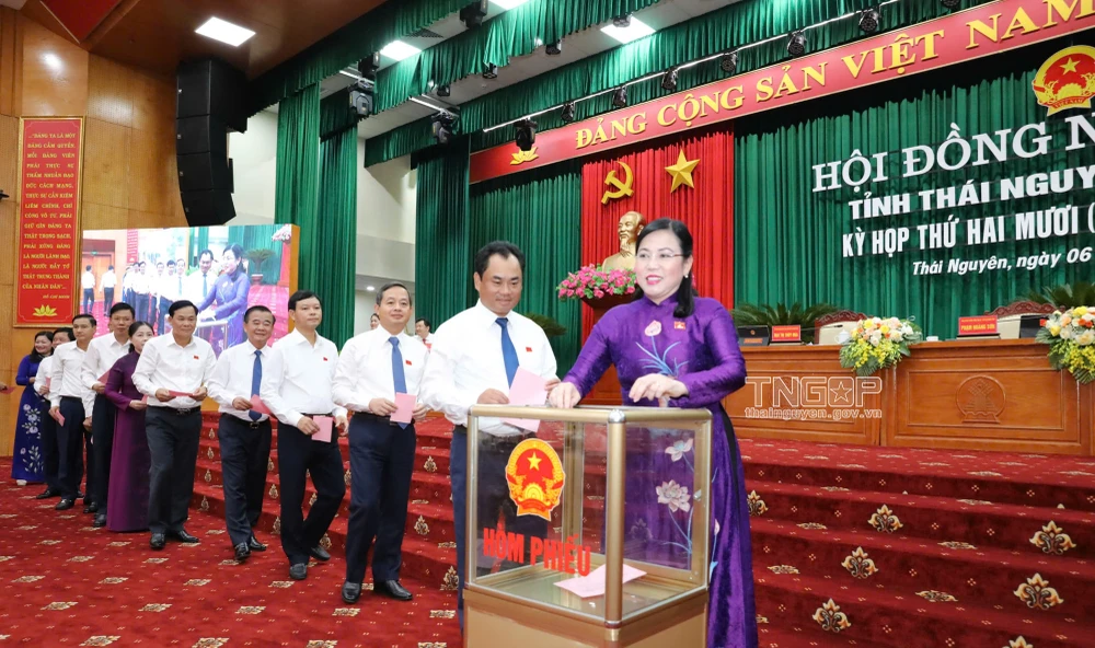 Các đại biểu bỏ phiếu bầu chức danh Chủ tịch UBND tỉnh khóa XIV, nhiệm kỳ 2021 - 2026. Ảnh: Cổng TTĐT Thái Nguyên ong-nguyen-huy-dung-lam-chu-tich-ubnd-tinh-thai-nguyen (2).jpg