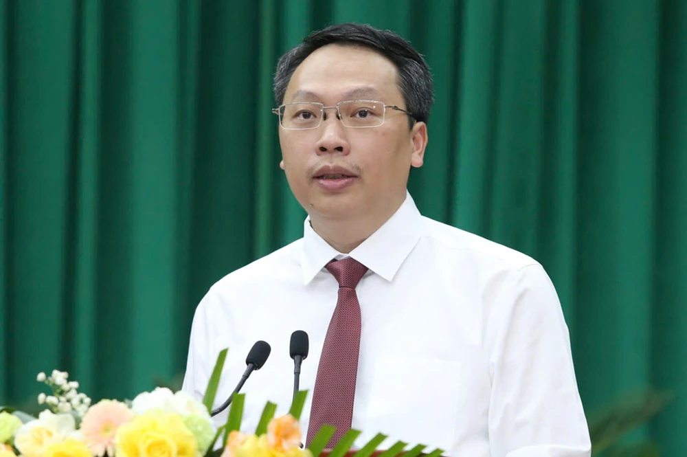 Tân Chủ tịch UBND tỉnh Nguyễn Huy Dũng phát biểu nhận nhiệm vụ. Ảnh: Cổng TTĐT Thái Nguyên Ông Nguyễn Huy Dũng làm Chủ tịch UBND tỉnh Thái Nguyên