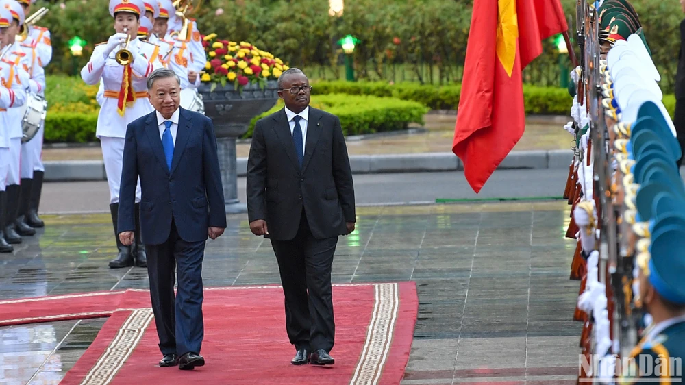 Tổng Bí thư, Chủ tịch nước Tô Lâm và Tổng thống Guinea-Bissau Umaro Sissoco Embaló duyệt đội danh dự Quân đội nhân dân Việt Nam. Ảnh: BÁO NHÂN DÂN tong-bi-thu-chu-tich-nuoc-to-lam-chu-tri-le-don-hoi-dam-voi-tong-thong-guinea-bissau-2.jpg