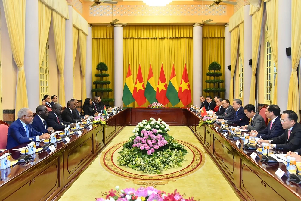 Quang cảnh buổi hội đàm. Ảnh: BÁO NHÂN DÂN tong-bi-thu-chu-tich-nuoc-to-lam-chu-tri-le-don-hoi-dam-voi-tong-thong-guinea-bissau-3.jpg