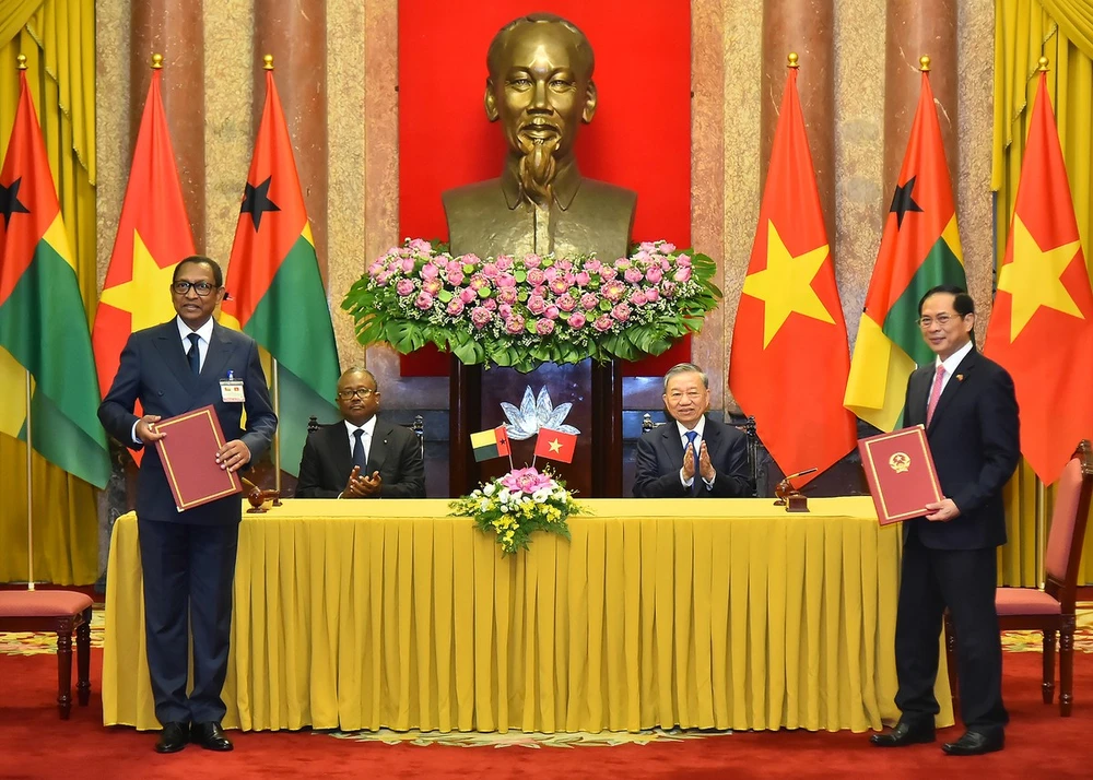 Tổng Bí thư, Chủ tịch nước Tô Lâm và Tổng thống Guinea-Bissau Umaro Sissoco Embaló chứng kiến lễ ký Bản ghi nhớ về cơ chế tham vấn chính trị và ngoại giao giữa hai Bộ Ngoại giao. Ảnh: BÁO NHÂN DÂN Tổng Bí thư, Chủ tịch nước Tô Lâm chủ trì lễ đón, hội đàm với Tổng thống Guinea-Bissau