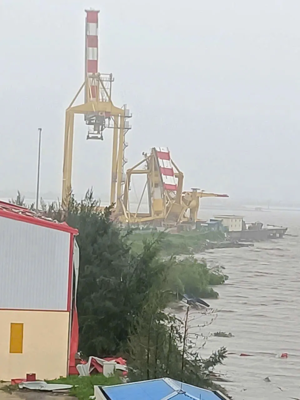 Một cần cẩu tại một cảng ở Hải Phòng đã đổ gục khi chịu ảnh hưởng từ sức gió cuồng phong của bão số 3. can-cau-do-sap-hai-phong-bao-so-3.jpg