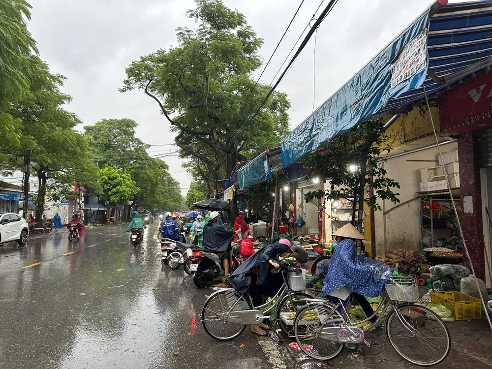 Một số chợ dân sinh vẫn hoạt động bảo đảm cung cấp thực phẩm cho người dân. Ảnh: NGỌC SƠN